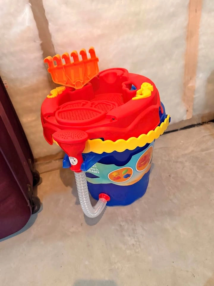 Kids Beach and Water Toy Bucket Set with Accessories