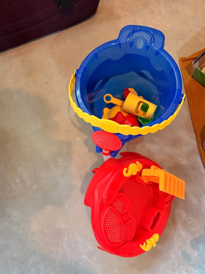 Kids Beach and Water Toy Bucket Set with Accessories - photo 2
