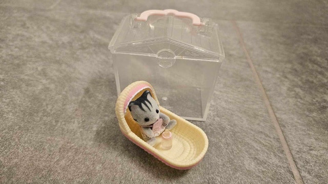 Sylvanian Families Baby Carry Case – Cat in Cradle