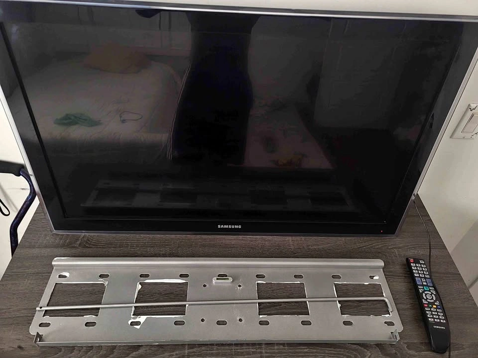 Samsung TV with Wall Mount and Remote