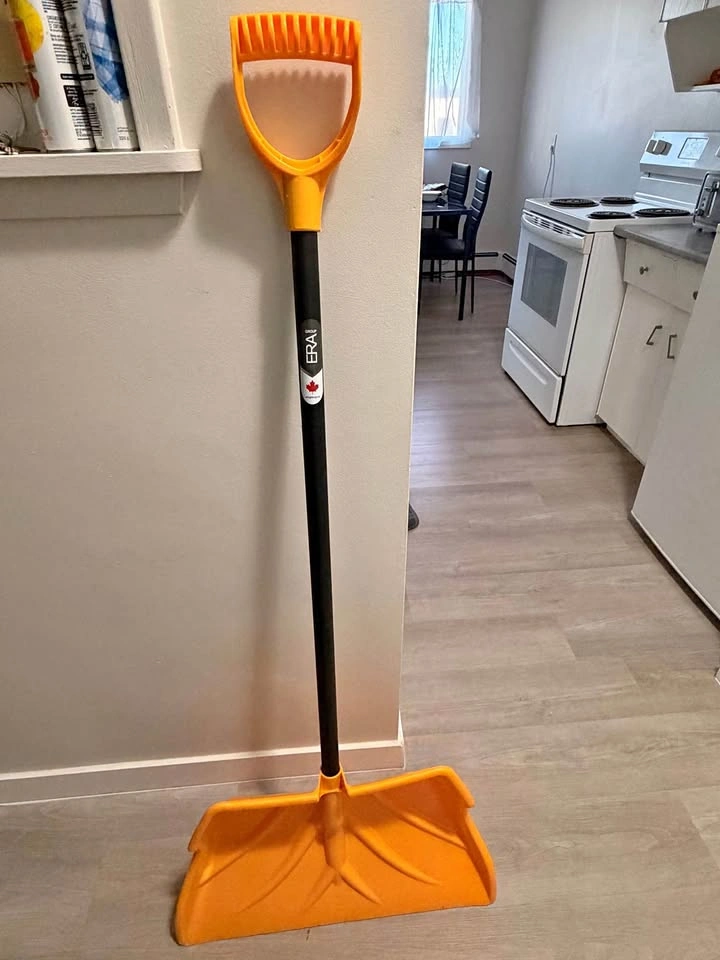 Snow shovel