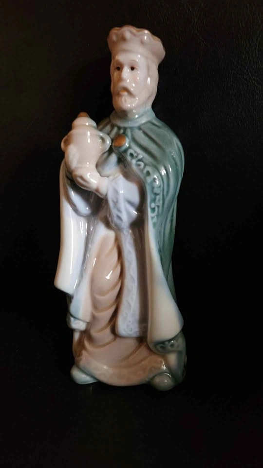 Vintage Porcelain Nativity Figurines Set - photo 3