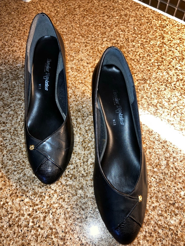 Tender Tootsies size 11 wide Shoes