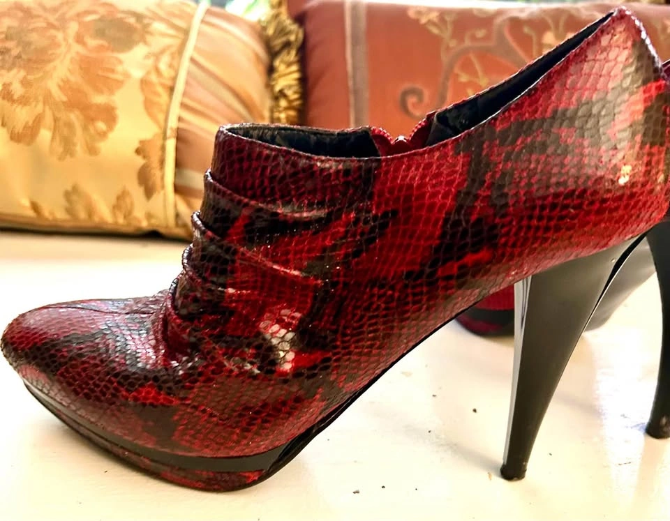 NINE WEST RED SNAKESKIN BOOTIES - photo 4