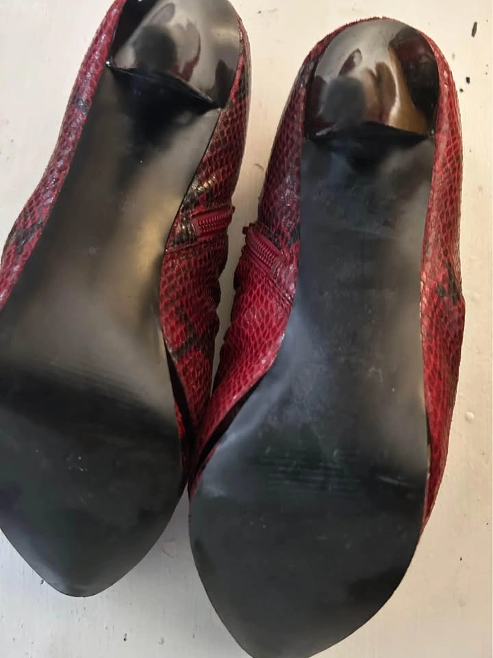 NINE WEST RED SNAKESKIN BOOTIES - photo 5