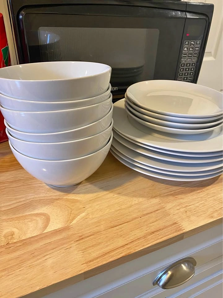 16 Piece IKEA Dinnerware Set