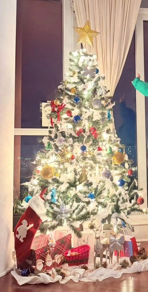 6.5' Pre-Lit Artificial Christmas Tree plus Extra Lights - photo 2