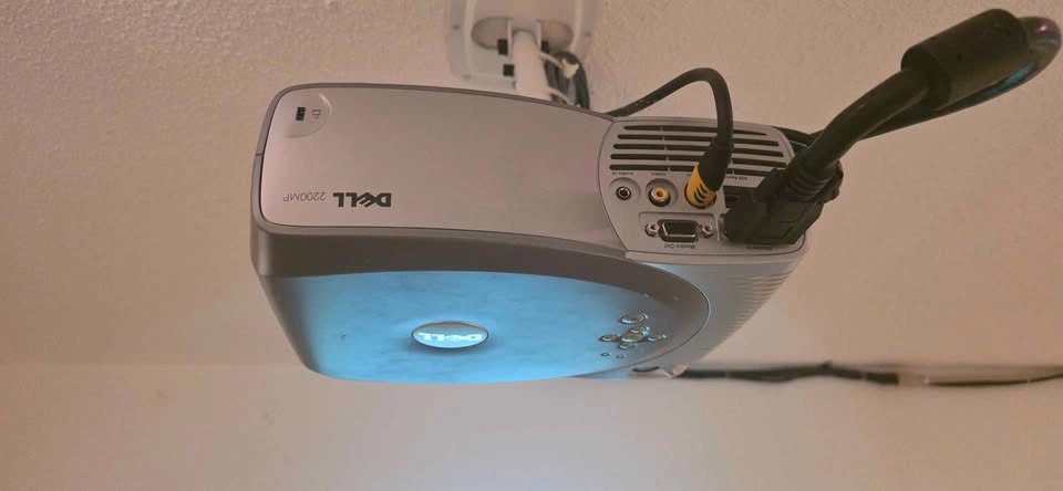 Dell 2200MP Projector with 105" screen - photo 2