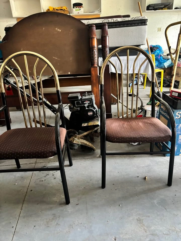 Brand new 3 chairs, 2 round tables, and 1 cylinder table - photo 4