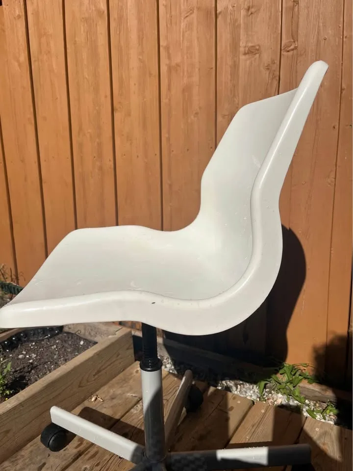 White Swivel Office Chair on Wheels image indicator(2)