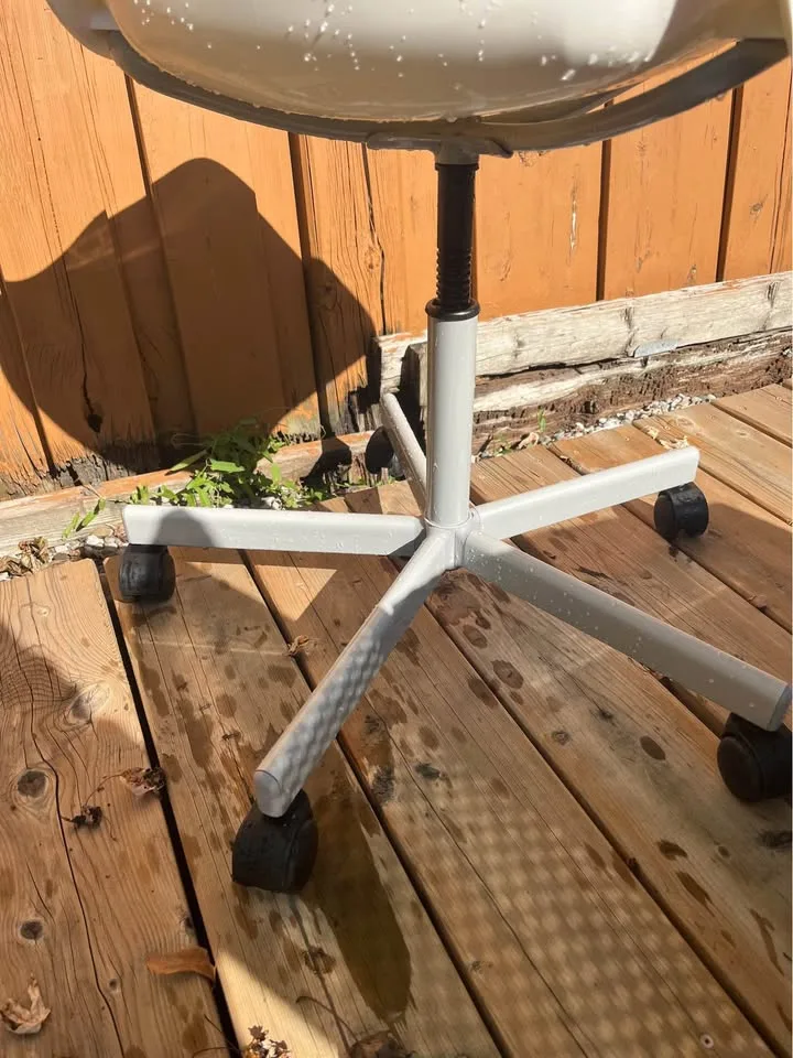 White Swivel Office Chair on Wheels image indicator(4)