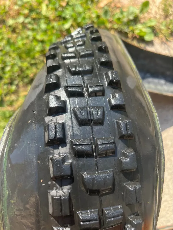 MAXXIS Minion DHR II 29*2.4WT image indicator(4)