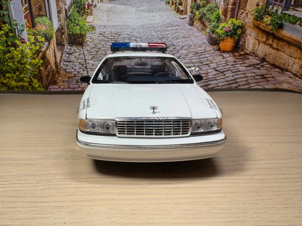 1:18 UT Models Chevrolet Caprice Police Car - Cheyenne - photo 2