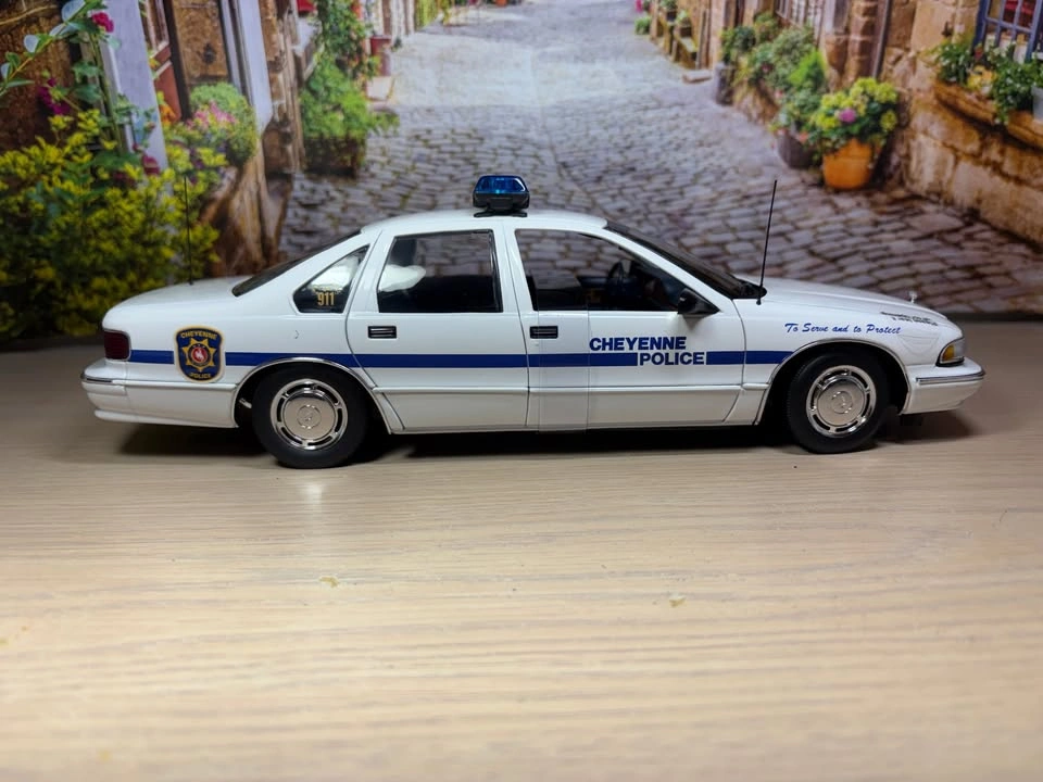 1:18 UT Models Chevrolet Caprice Police Car - Cheyenne - photo 3