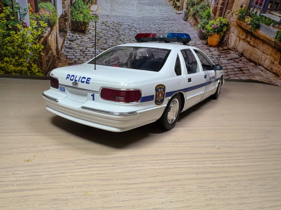 1:18 UT Models Chevrolet Caprice Police Car - Cheyenne - photo 4