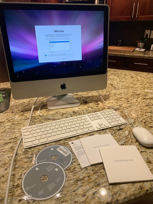 Apple iMac 20” – Original Keyboard, Mouse & Install Discs