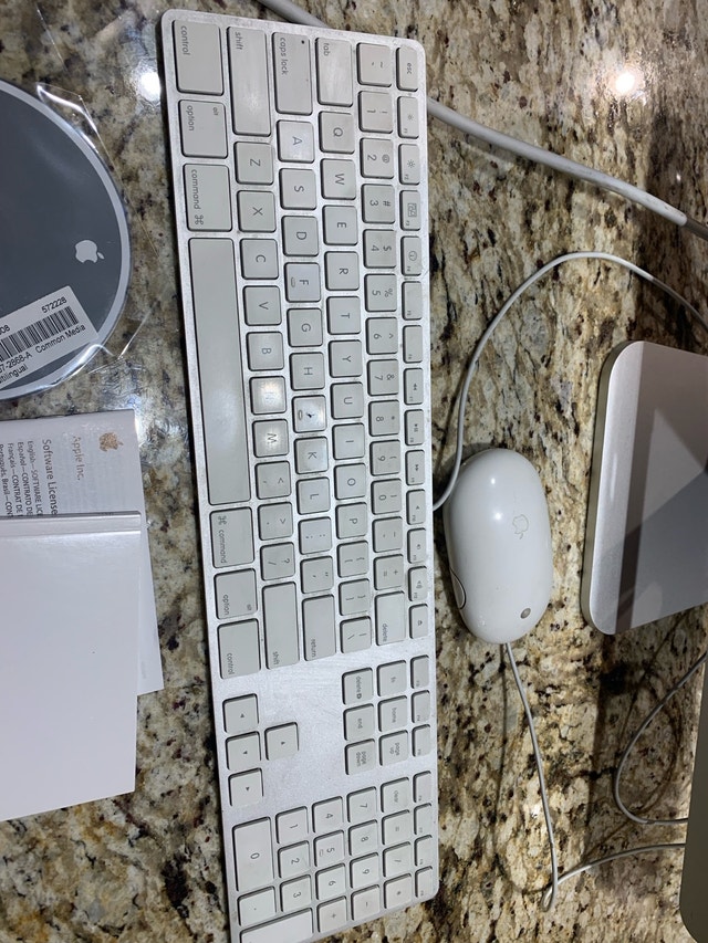 Apple iMac 20” – Original Keyboard, Mouse & Install Discs - photo 3