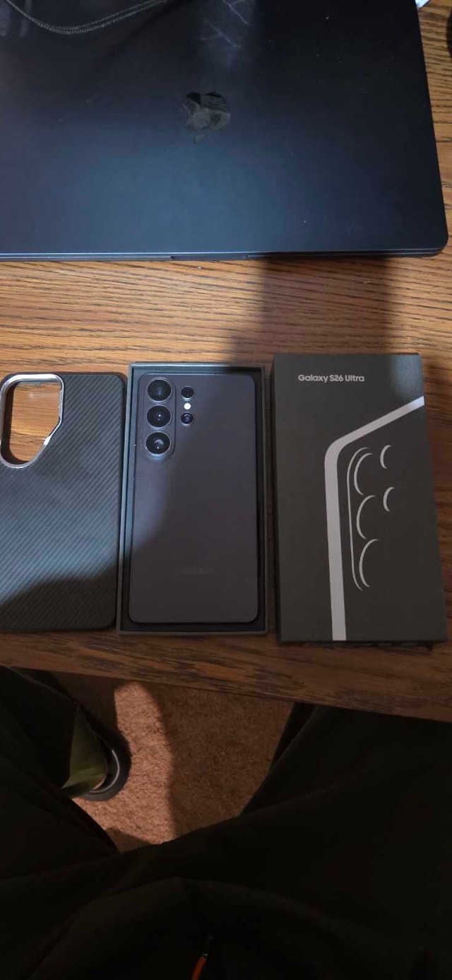 Samsung S26 Ultra Unlocked - Black - Comes with case !