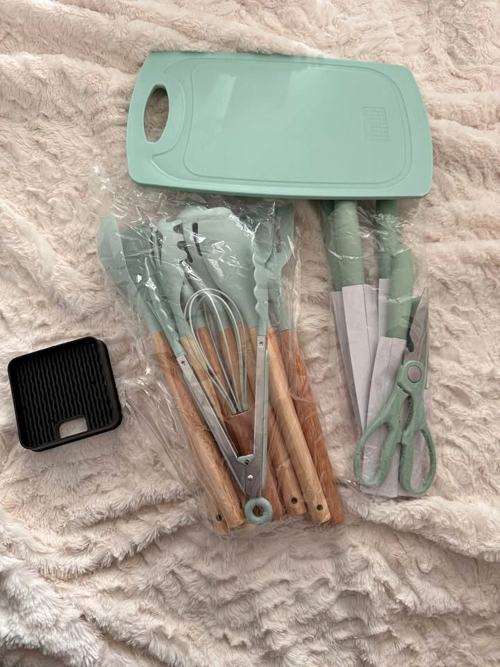 Kitchenware Set with Knives and Cutting Board