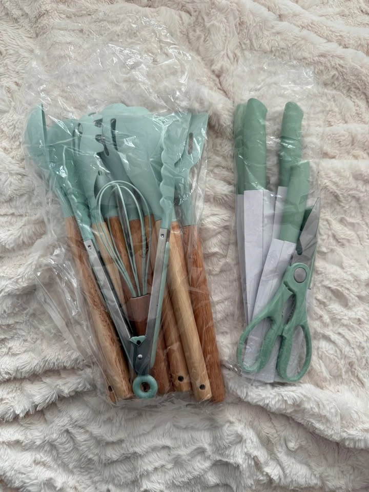 Kitchenware Set with Knives and Cutting Board - photo 3