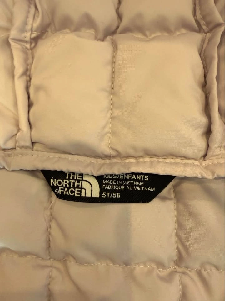 North Face kid’s puffer jacket size 5 - photo 2