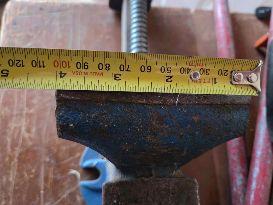 cast-iron bench vise with anvil - photo 3