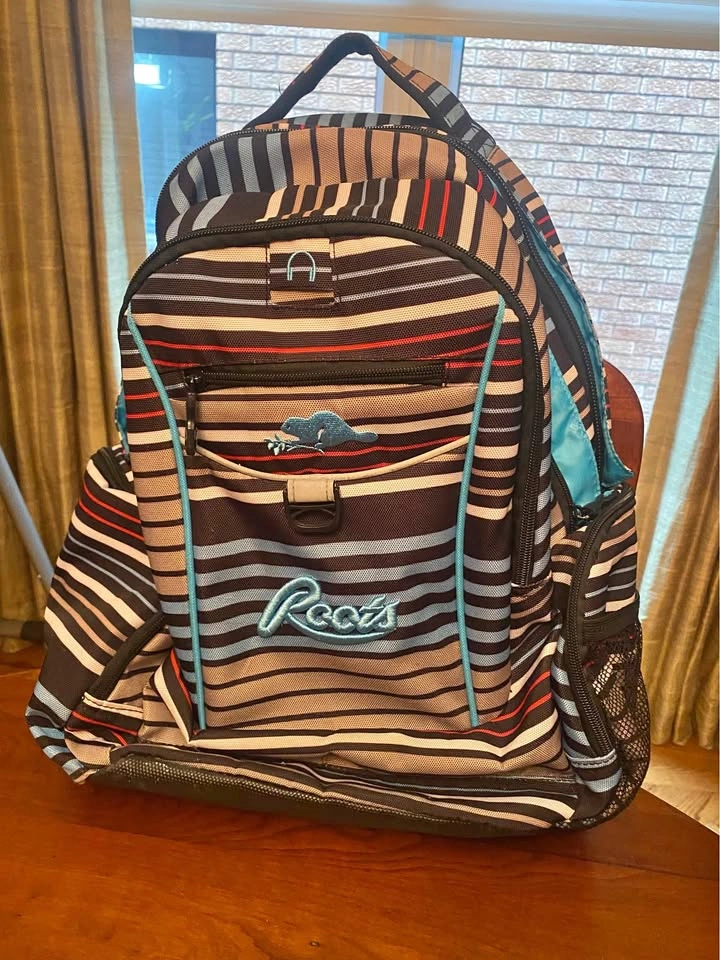 🎒 Roots Striped Backpack – Like New, Lots of Compartments!