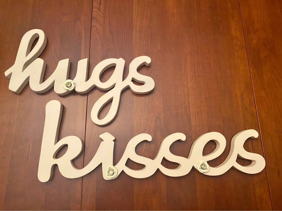 🤍 “Hugs & Kisses” Wall Décor – Beautiful Neutral Statement Piece