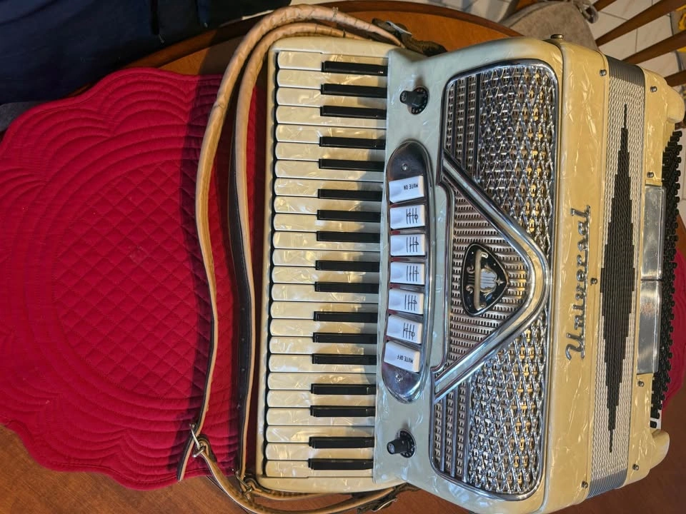 Early 1960s Universal Italian Accordion + Original Case - photo 2