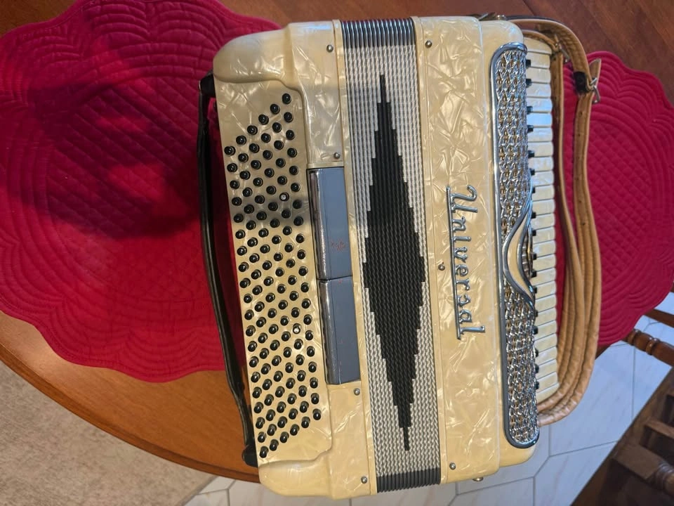 Early 1960s Universal Italian Accordion + Original Case - photo 3