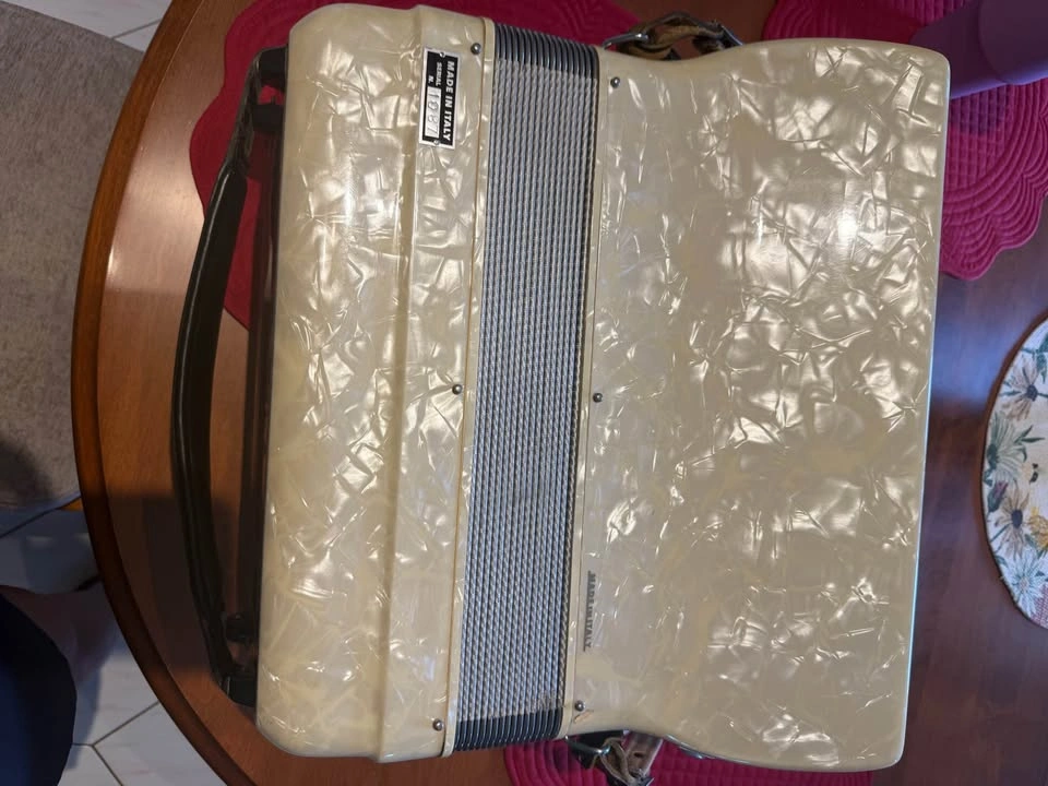 Early 1960s Universal Italian Accordion + Original Case - photo 4