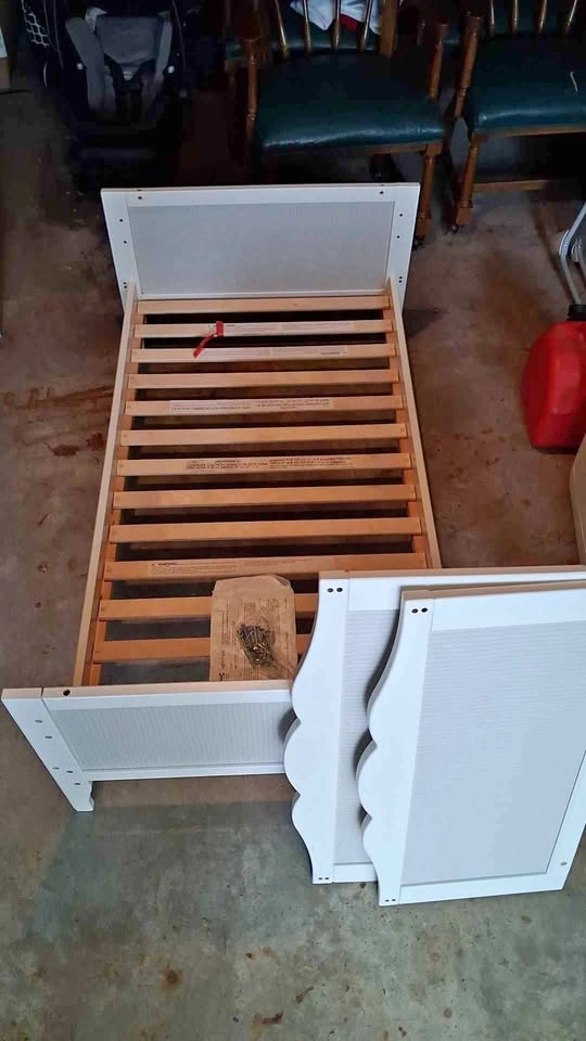 Single/Toddler Bed Frame 53Lx27Wx8H