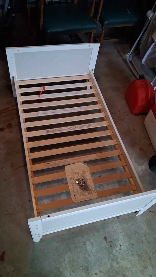 Single/Toddler Bed Frame 53Lx27Wx8H - photo 2
