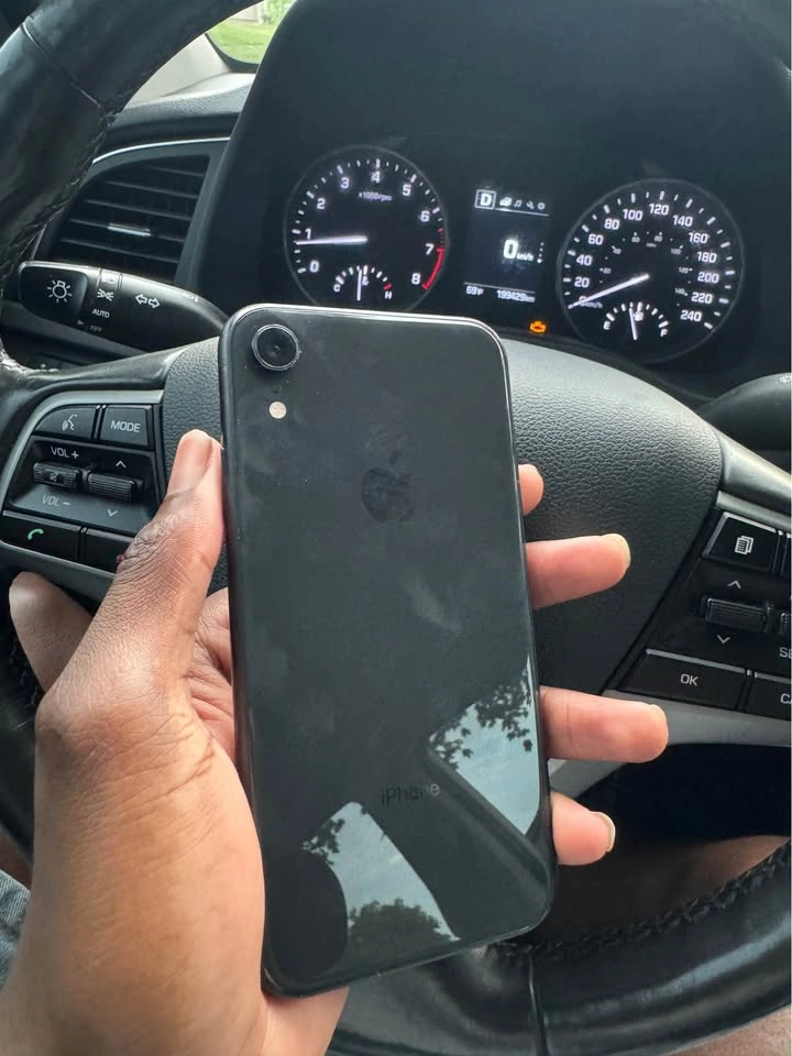 iPhone XR - photo 2