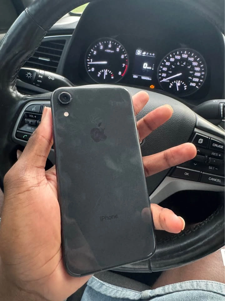 iPhone XR - photo 3