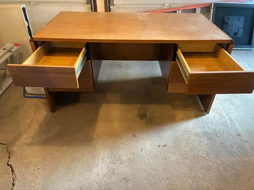 Modern Style Wood Executive Desk - photo 3