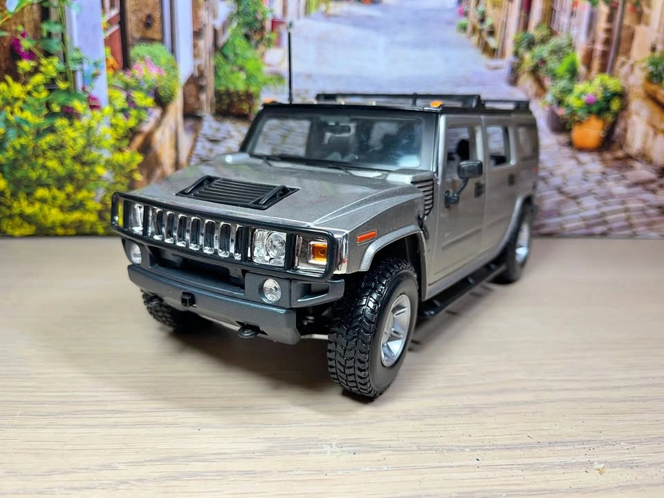 1:18 New with BOX Hummer H2 SUV Diecast model car