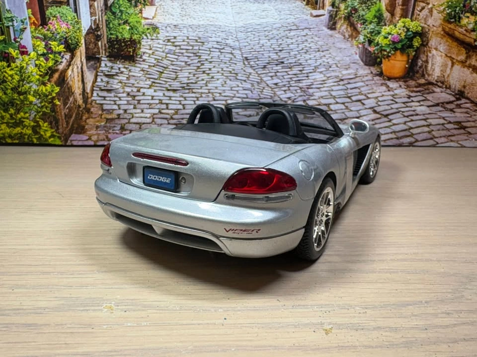 1:18 2003 Dodge Viper SRT-10 Diecast Model - photo 4