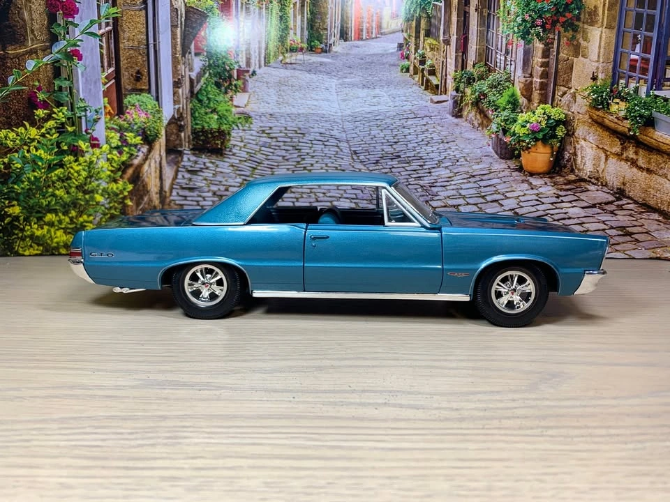 1:18 1965 Pontiac GTO Hurst Edition diecast model New with Box - photo 3