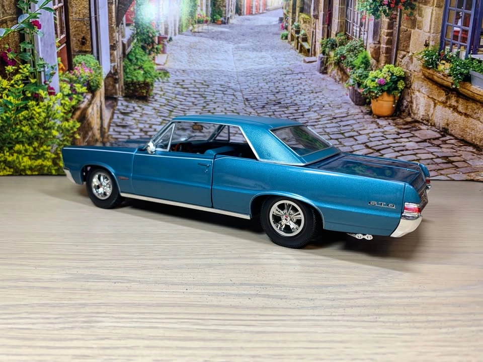 1:18 1965 Pontiac GTO Hurst Edition diecast model New with Box - photo 5