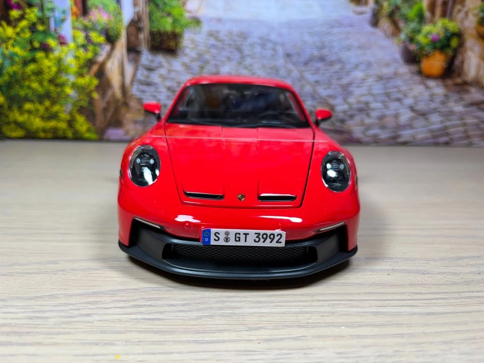 1:18 2022 Porsche 911 GT3 (992) Red Diecast Model Car - photo 2