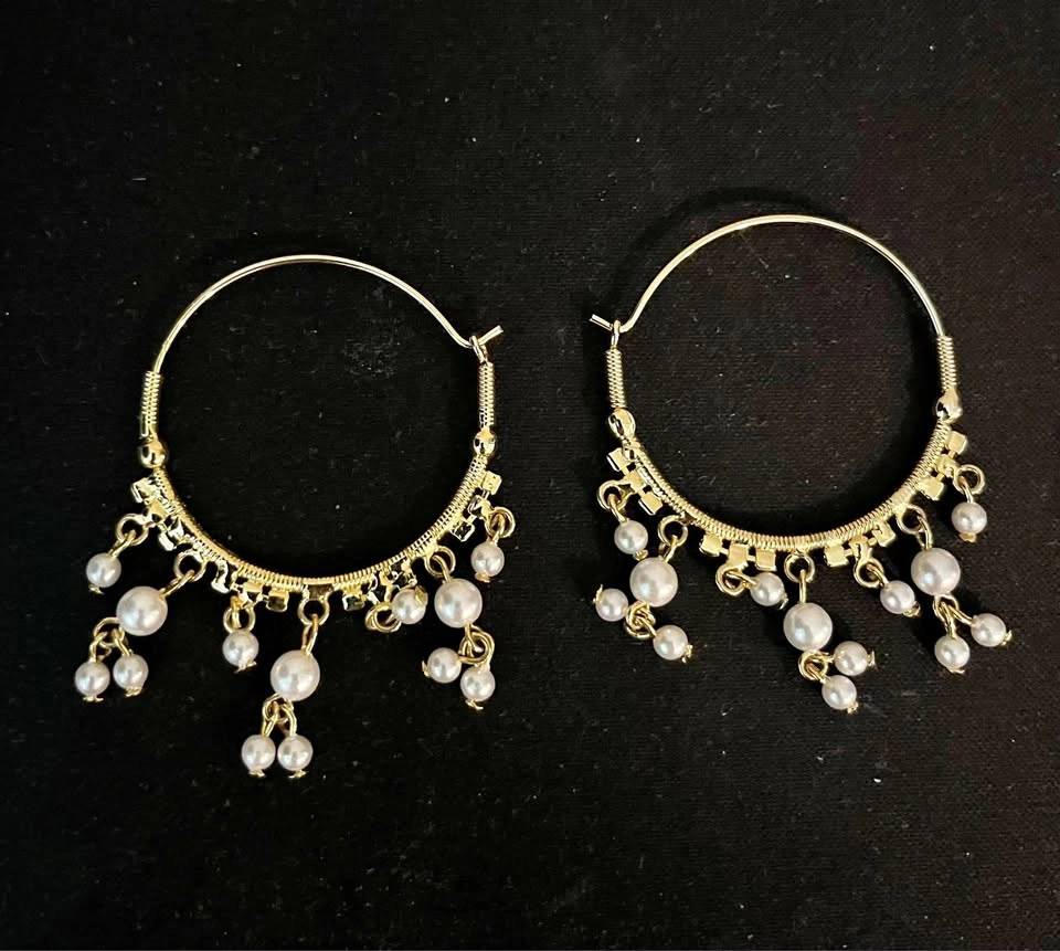 Gold Tone Hoop earrings with pearls