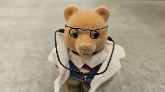 Tomy Sylvanian Families Dr. Murdoch Bear - photo 2