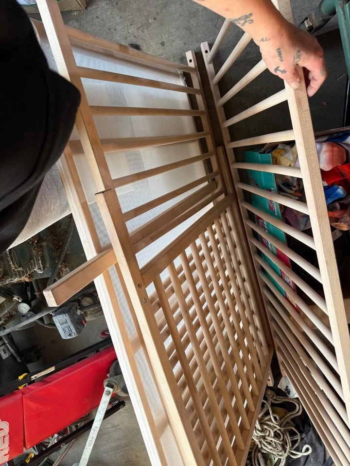 Wooden baby crib- excellent condition - photo 3