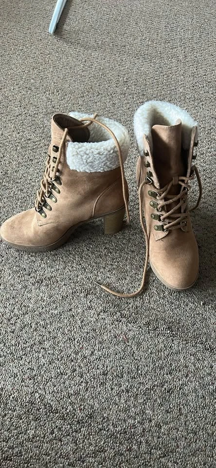 Women's Tan Lace-Up Heeled Boots with Faux Shearling Trim - photo 2