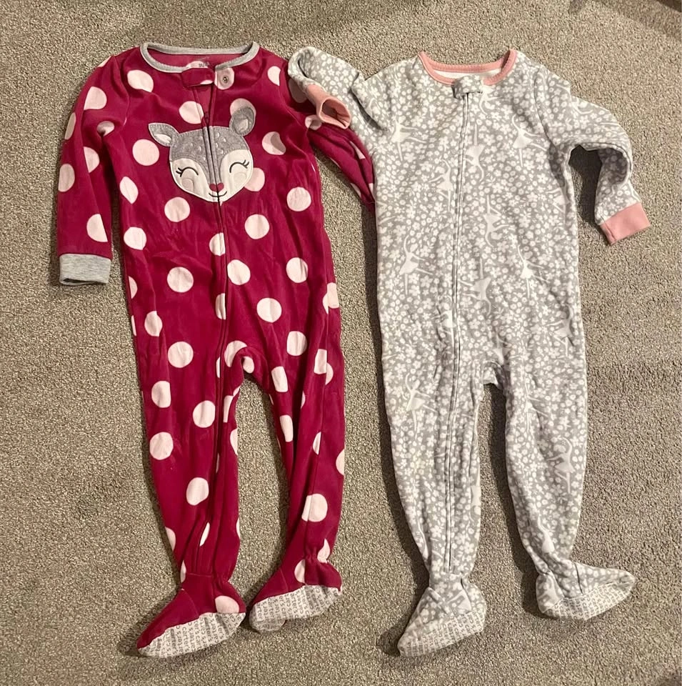 2 Carters fleece pjs, size 3T $5 both, excellent condition