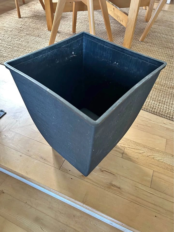 14x14x17“ Black Ribbed Square Plastic Planter