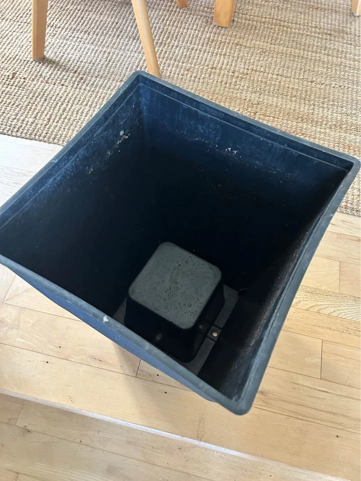 14x14x17“ Black Ribbed Square Plastic Planter - photo 2