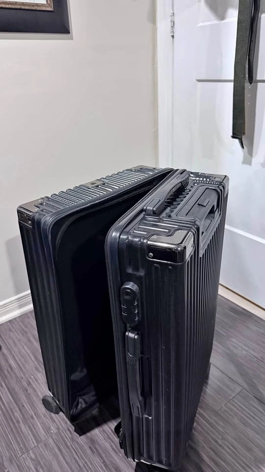 Black Hardshell Spinner Suitcase size medium