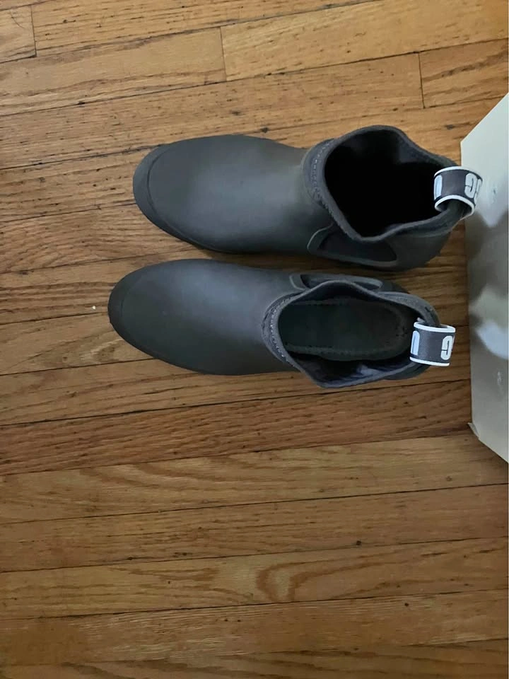 Ugg size 6 rainboots